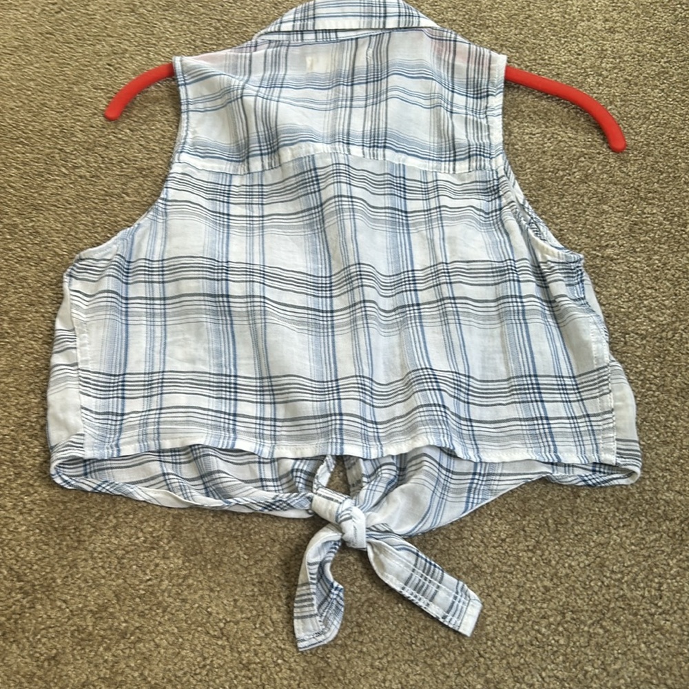 Hollister sleeveless button & tie front top - Picture 2 of 8